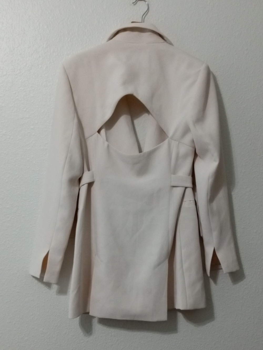 Good American Cream Long Blazer with Side Buckle Accents - Picture 3 of 7